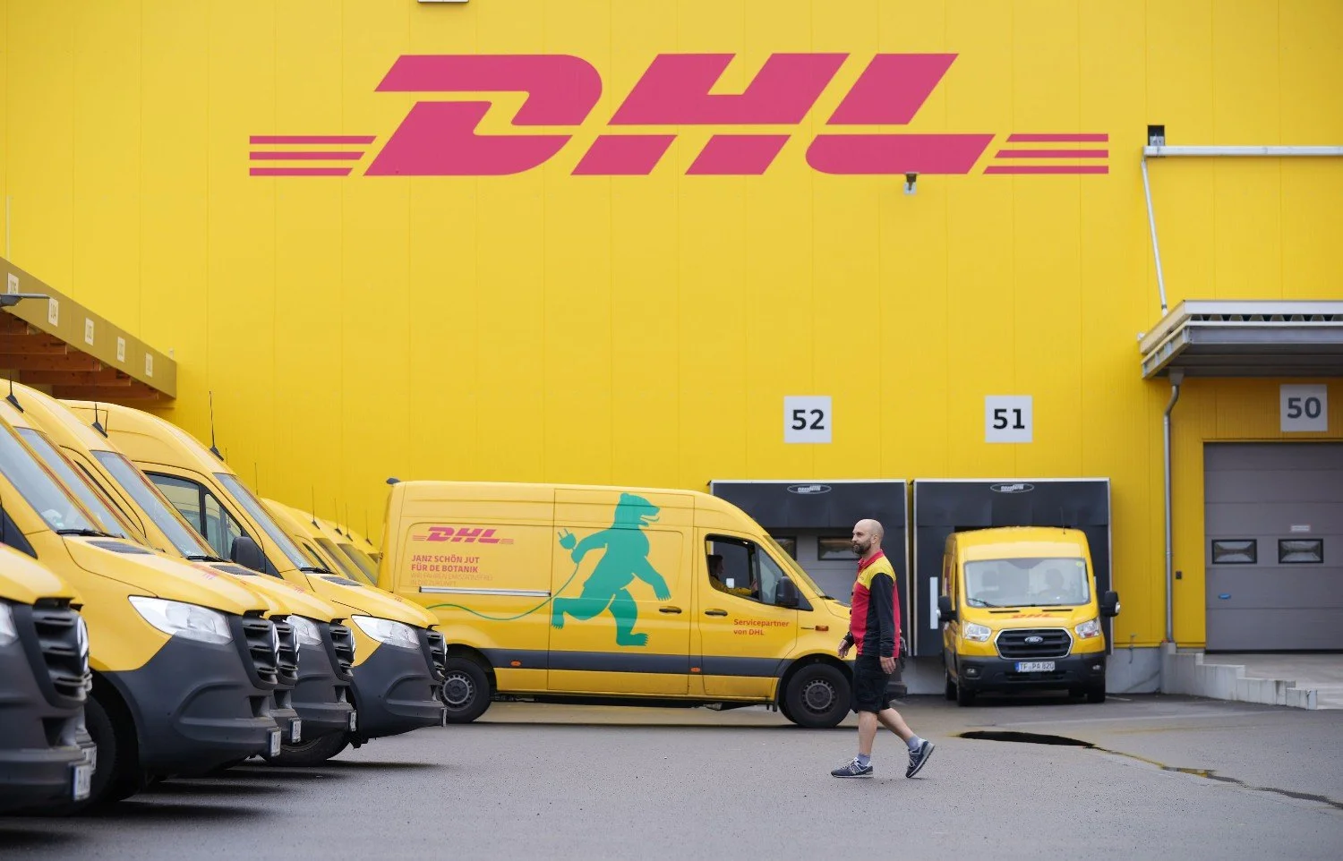 Neutral verpacktes Paket bei der Übergabe an den Versanddienstleister