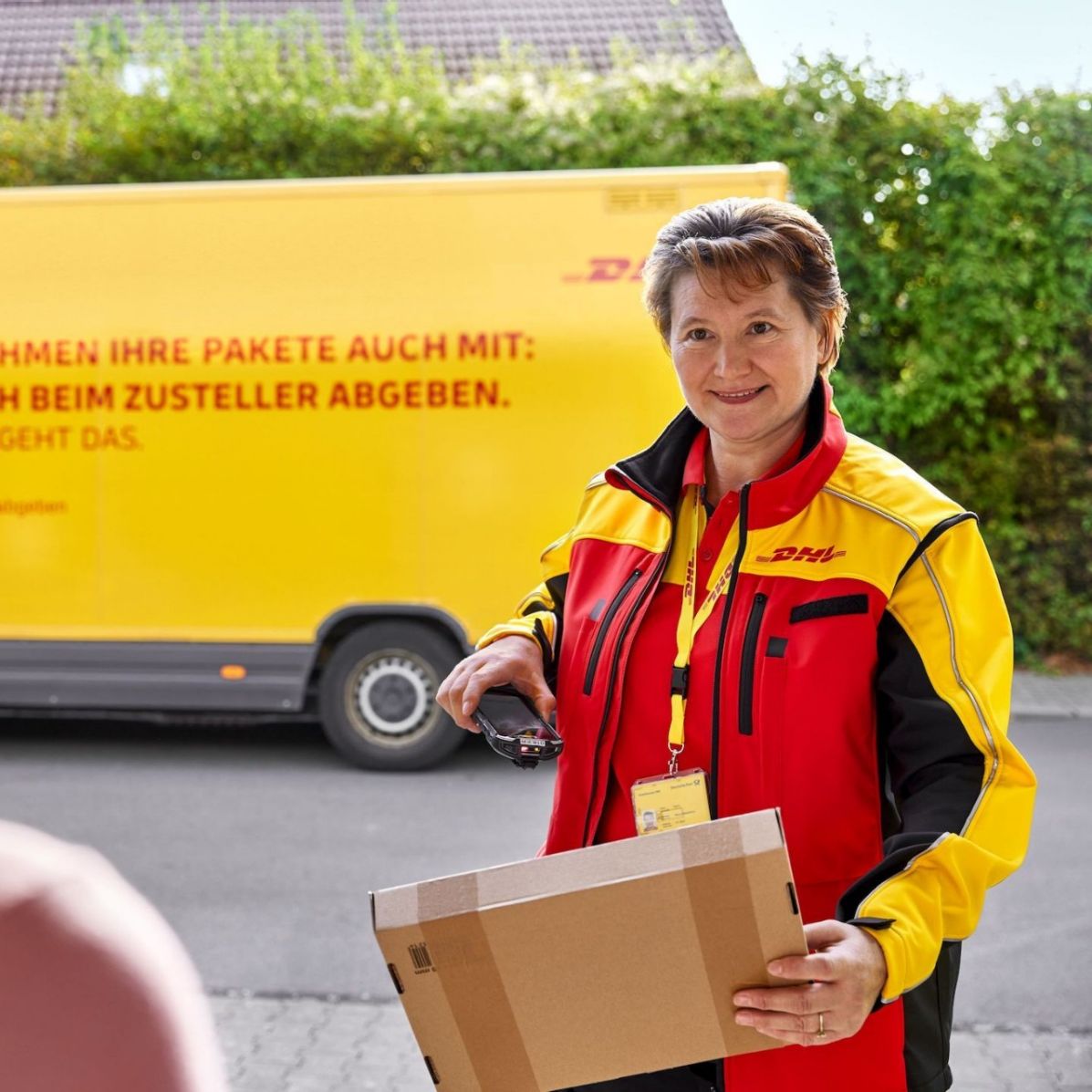 Zugestelltes Paket an der Haustür