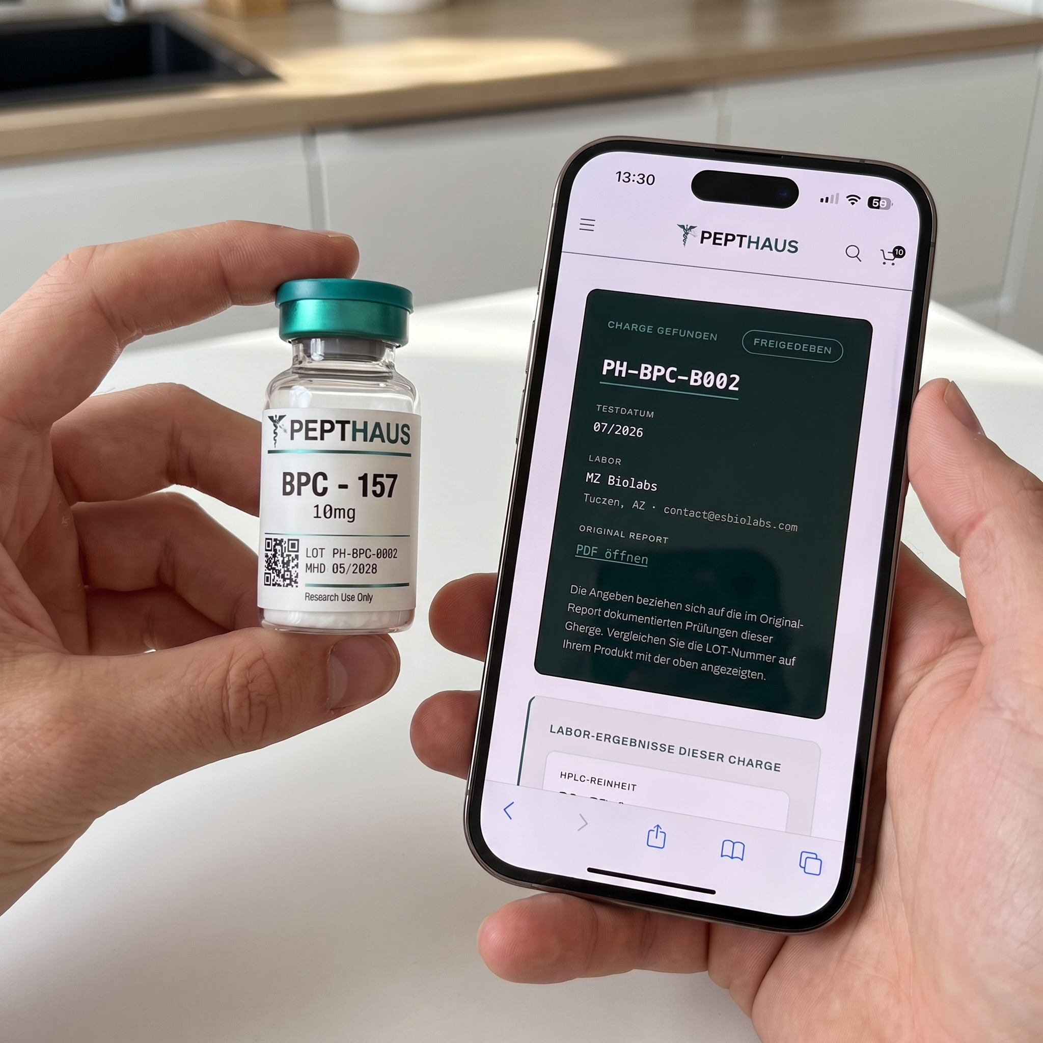 Kundenfoto: Batch Passport auf dem Smartphone neben dem Vial